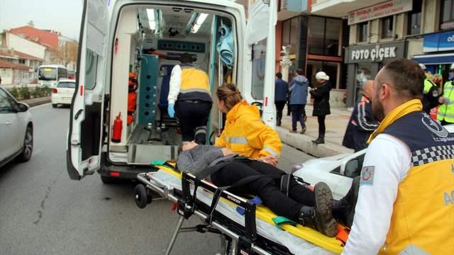 Edirne'de öğrenci servisinin çarptığı 3 öğrenciyi yaraladı