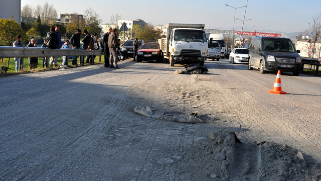 El frenini çekmeyi unuttuğu kamyonetinin altında kaldı
