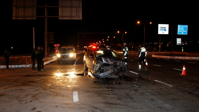 Elazığ'da zırhlı araç ile otomobil çarpıştı: 2 polis yaralı