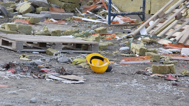 Erzincan'da çatıdan düşen işçi öldü