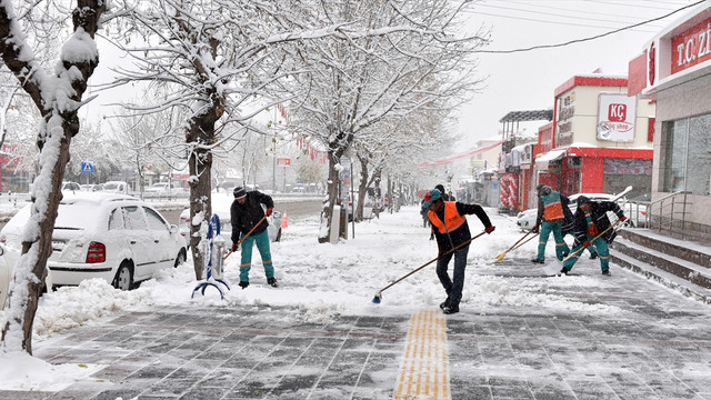 Erzurum'da kar timleri görev başında