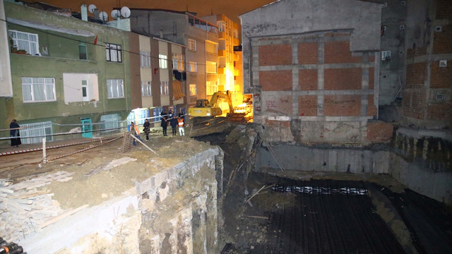 Esenler'de inşaatın istinat duvarı çöktü