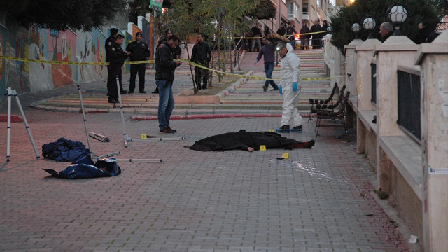 Eşini öldürdükten sonra kendisini vurdu