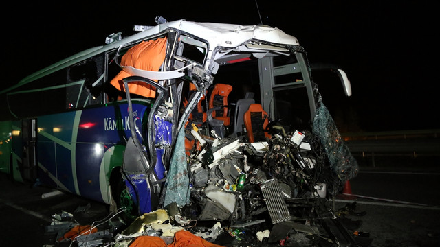 Eskişehir'de yolcu otobüsü tıra çarptı: 1 ölü, 29 yaralı