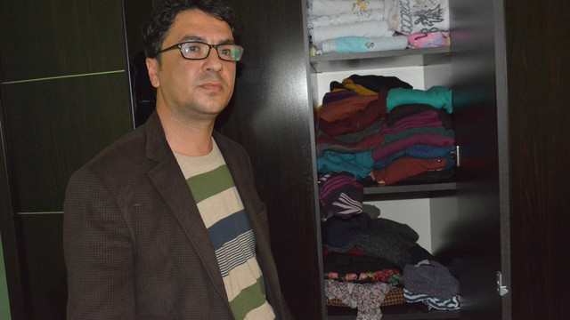 Ev sahibi içerideyken yapılan soygun kameraya yansıdı