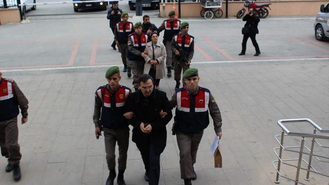 FETÖ üyesi akademisyen çift sınırı geçemeden yakalandı