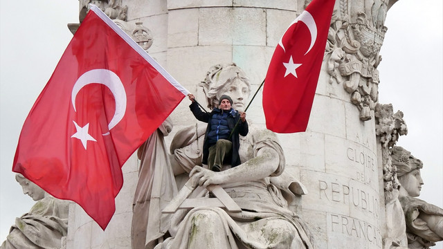 Fransa'da PKK'lı grup, mitinge katıanlara saldırdı