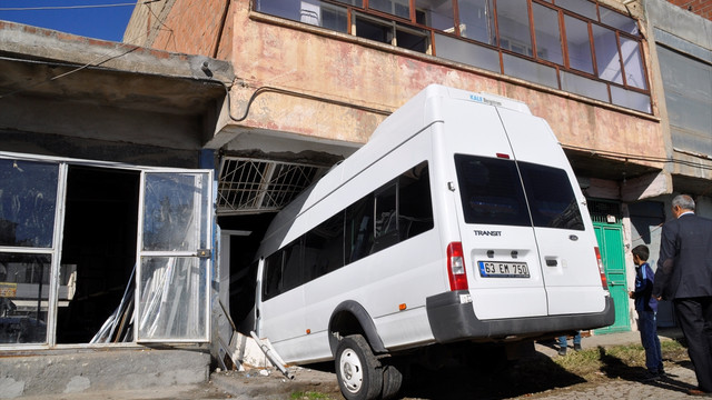 Fren yerine gaza basınca iş yerine girdi