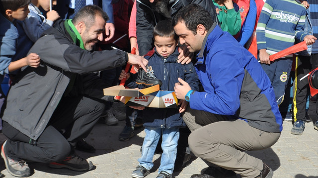 Niğdeli gazeteciler köy çocuklarını sevindirdi