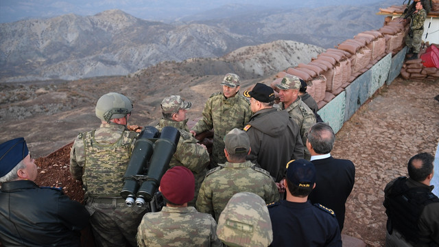 Genelkurmay Başkanı Orgeneral Akar sınır birliklerini denetledi