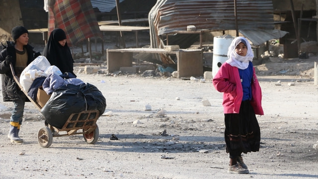 Halep'te siviller rejim bombardımanından kaçıyor