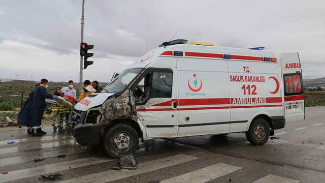 Hasta taşıyan ambulans ile otomobil çarpıştı: 2 yaralı