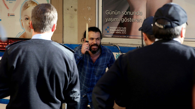 İş yeri sahibi, zabıta ve polise bıçakla direndi