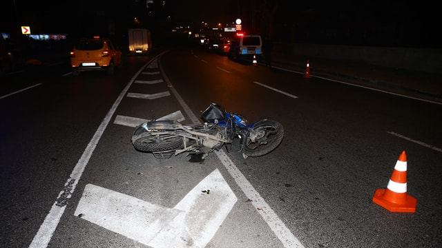 İstanbulda feci kaza! Refüje çarpan motosiklet sürücüsü öldü