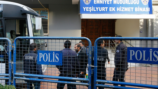 İzmir merkezli 13 ilde FETÖ/PDY operasyonu: 76 gözaltı