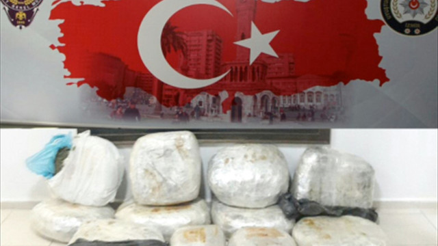 İzmir'de 76 kilogram esrar ele geçirildi
