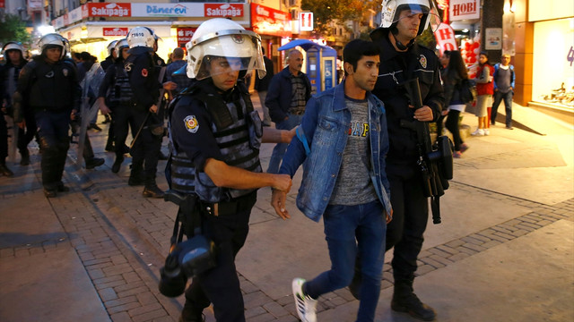 İzmir'de izinsiz gösteri