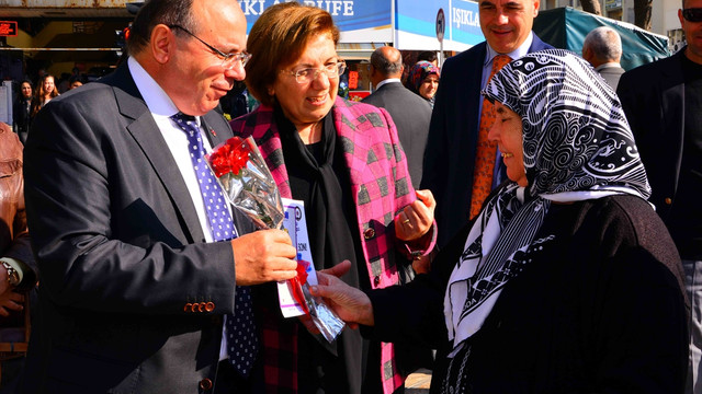 Kadına karşı şiddete karanfille dikkati çektiler