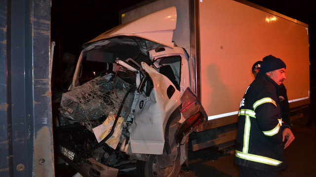 Kamyonette sıkışan 2 yaralı güçlükle çıkarıldı