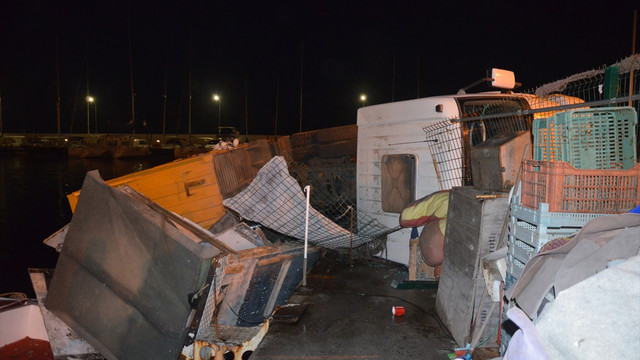 Kamyonun üzerine devrildiği tekne battı