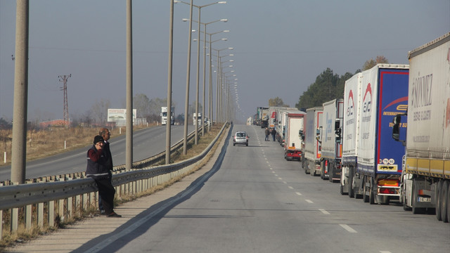 Kapıkule ve Hamzabeyli sınır kapılarında tır yoğunluğu