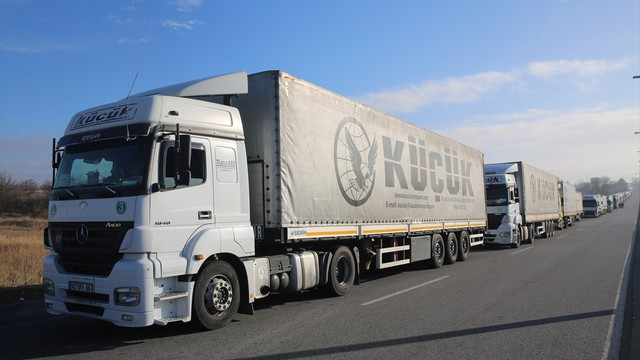 Kapıkule'de 13 kilometrelik tır kuyruğu