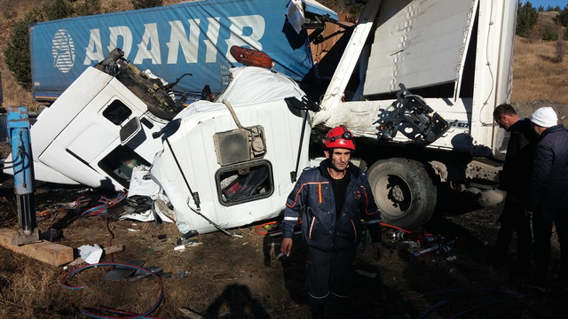 Kaza yapan tırda sıkışan şoför 4 saatte kurtarıldı