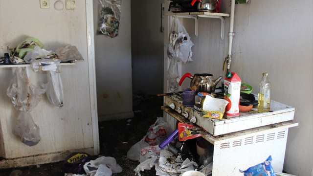 Kocaeli'de bir evden 3 kamyon dolusu çöp çıktı