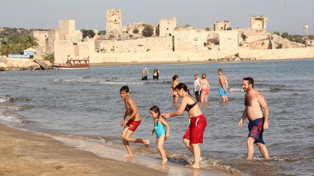 Konuk üniversite öğrencilerinin deniz keyfi