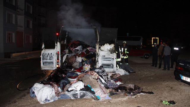 Konya'da tekstil malzemesi yüklü minibüs yandı