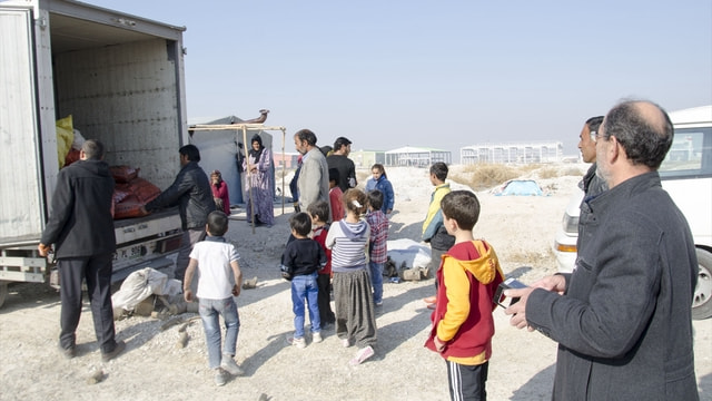Konya'daki Suriyeli sığınmacılara soba ve gıda yardımı
