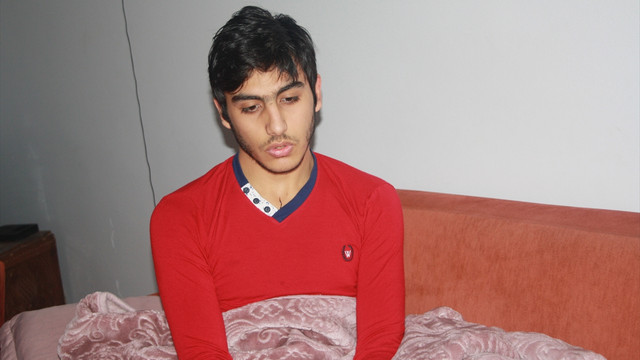 Köpeklerden korkup kaçan öğrenciye otomobil çarptı