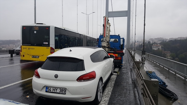 Köprüde bırakılan araç polisi harekete geçirdi