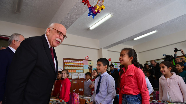 Bakan Avcı'dan Şanlıurfa'daki öğrencilere 700 kitap