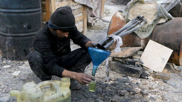 Kuşatma altındaki Halep'te ilkel yöntemlerle yakıt üretiliyor