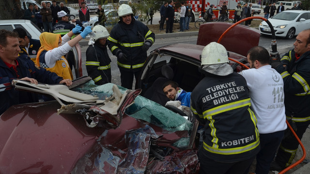 Kütahya'da kamyon ile otomobil çarpıştı: 3 yaralı