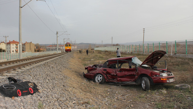 Kütahya'da lokomotif otomobile çarptı: 1 ölü