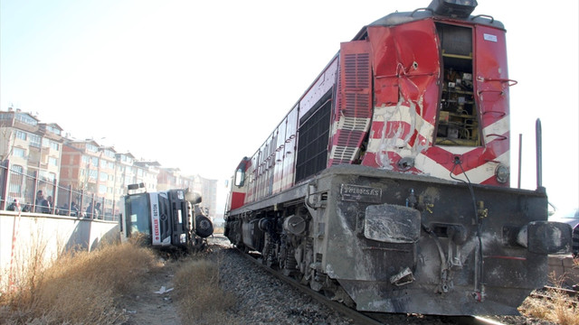Lokomotif beton mikserine çarptı: 1 yaralı