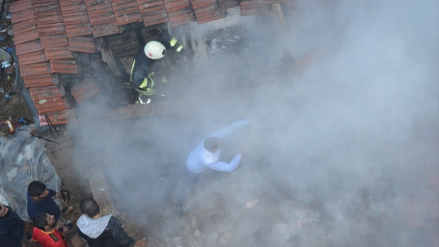 Lüleburgaz'da eşiyle tartışan kişi evini ateşe verdi