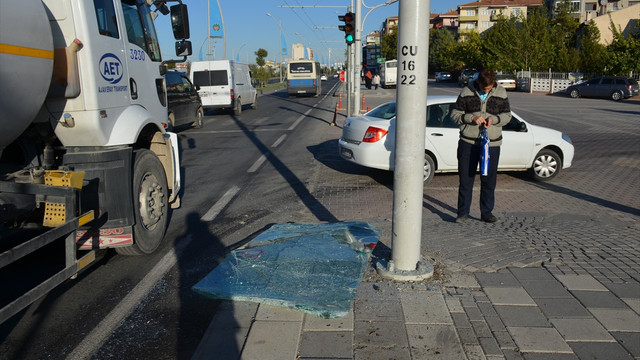 Malatya'da servis midibüsü trambüs direğine çarptı: 6 yaralı