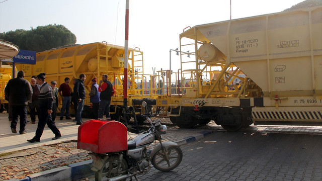 Manisa'da sara nöbeti geçiren yayaya tren çarptı