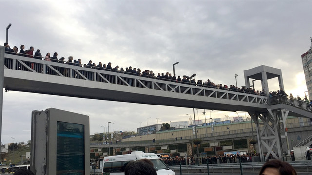 Merter metrobüs durağında yoğunluk