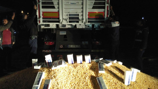 Mısır yüklü kamyonda kaçak sigara bulundu