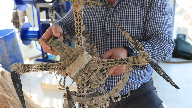 Muğla'da balıkçı ağlarına drone takıldı