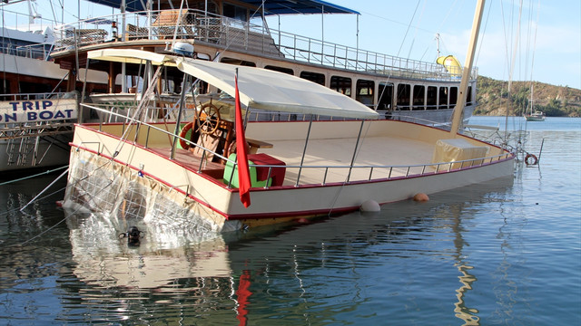 Muğla'da demirli haldeki tur teknesi battı