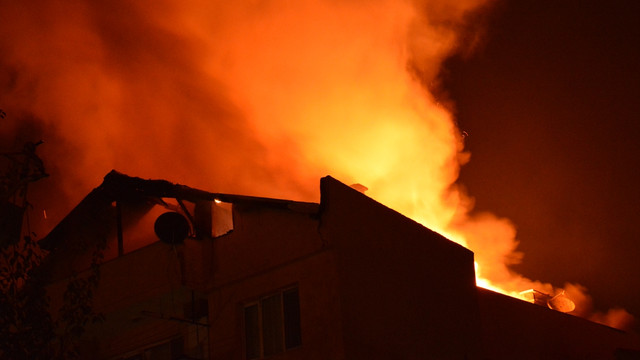 Oğlunu yangından kurtarmak için balkondan aşağı bıraktı