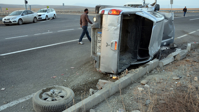 Öğrenci servisi ile kamyonet çarpıştı: 14 öğrenci yaralı