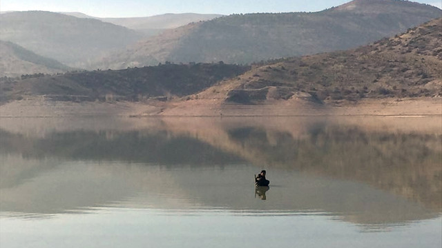 Ördek avına gittiği gölde bataklığa saplandı