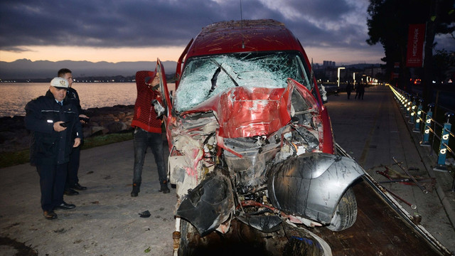 Ordu'da kamyonet ağaca çarptı: 6 yaralı