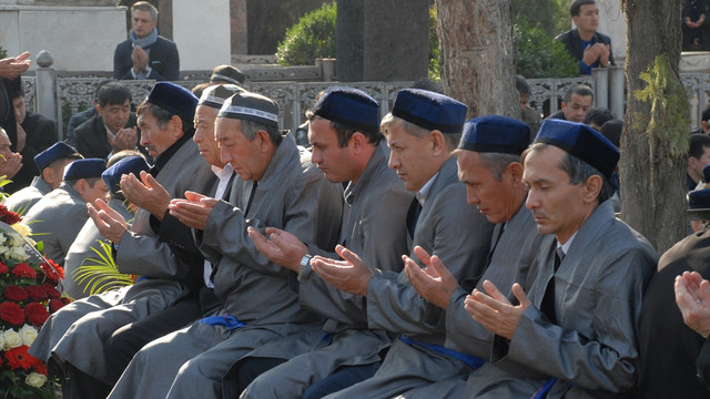 Özbekistan'ın milli şairi Aripov toprağa verildi